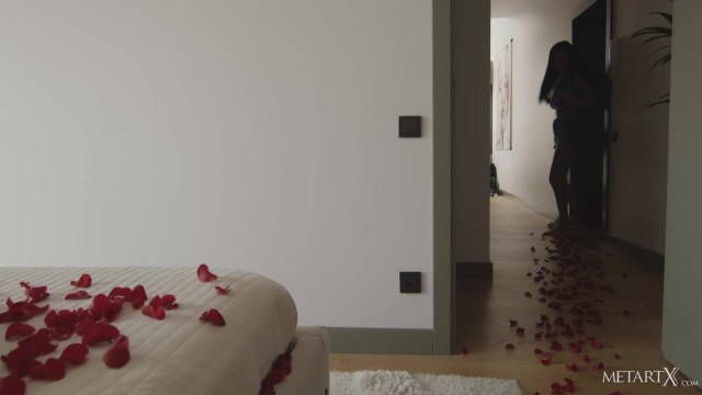 Идея женской мастурбации в просторной спальне - #1