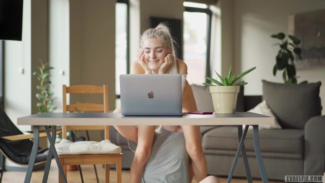 Русская малышка реально достойна обильного кремпая